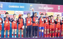 Hàng tỷ đồng từ các "tỷ phú" đã được thưởng "nóng" cho cầu thủ tuyển nữ Việt Nam với thành tích kỷ lục