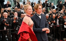 Mỹ nam gây chú ý nhất lễ khai mạc LHP Cannes 2023 vì nét lãng tử, có bố mẹ là sao hạng A đình đám