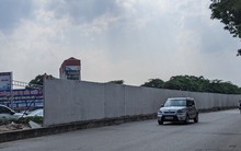 Hơn 500 m tường bêtông cao bất ngờ dựng giữa con đường đắp chiếu hơn 10 năm