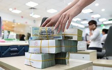 Toàn cảnh ngành ngân hàng quý I: Lợi nhuận lần đầu sụt giảm sau nhiều năm, nợ xấu tăng mạnh, bộ đệm dự phòng mỏng đi