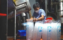 Nắng nóng đỉnh điểm, xưởng đá viên sản xuất 10 tấn đá mỗi ngày vẫn không đủ phục vụ