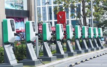 10 năm nữa mới được dùng trạm sạc của Vingroup, nhưng xe điện hãng khác có thể được sạc ở trạm của một công ty Singapore ngay năm sau