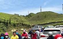 Du khách đổ lên đỉnh Mẫu Sơn, ô tô ùn tắc kéo dài