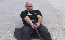 Người đàn ông khỏe nhất Turkmenistan một mình kéo xe cẩu nặng 38 tấn