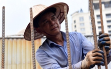 Công nhân căng mình làm việc trong nắng nóng trên công trường mở đường Âu Cơ