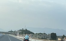 Xe máy chạy ào ào trên cao tốc Nha Trang - Cam Lâm