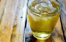 Loại nước lá rẻ tiền, bán đầy vỉa hè, được dùng làm 'thuốc' lâu năm