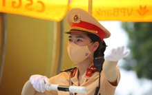 'Bóng hồng' CSGT Hà Nội căng mình dưới nắng nóng gần 40 độ