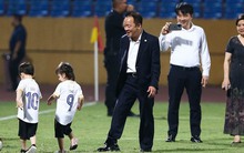 Bầu Hiển cùng cháu nội đá bóng trên sân Hàng Đẫy