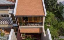 Nhà phố ở Cần Thơ 'gây thương nhớ' chỉ dùng gạch gốm thay cho mái