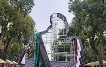 Biểu tượng bàn tay trên hồ Tây 'chạy' ra Công viên Thống Nhất lại bị gỡ bỏ