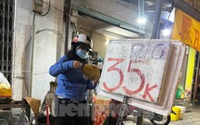 Sầu riêng 'hàng dạt' giá rẻ đổ bộ vỉa hè TPHCM