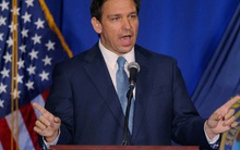 Đối thủ lớn của ông Trump bước ra ánh sáng