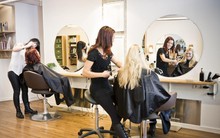 Không cam tâm vất vả làm công nhân trong nhà máy, tôi quyết học nghề, kinh doanh tiệm cắt tóc, 3 năm sau có nhà có xe, thu nhập khoảng 100 triệu đồng/tháng