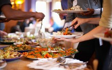 Mời 17 người bạn đi ăn buffet cao cấp với giá 1 triệu đồng/người, cô gái "khóc thét" khi nhận hóa đơn gấp 3 lần: Lí do khiến ai cũng ngỡ ngàng
