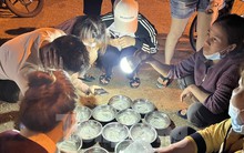 Khám phá phiên chợ bán mực nháy ở Cửa Lò giữa đêm hút người mua