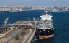 Từng mạnh mẽ “tẩy chay” dầu Nga, một quốc gia châu Á bất ngờ quay trở lại gom hàng, các ông lớn Trung Đông nguy cơ mất khách vào tay Nga