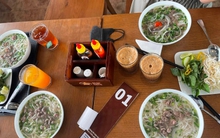 Cốc trà hơn 100.000 đồng, bát phở hơn 200.000 đồng tại sân bay lại gây tranh cãi