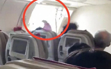 Vụ khách mở tung cửa thoát hiểm máy bay Hàn Quốc: Vì muốn xuống nhanh chóng