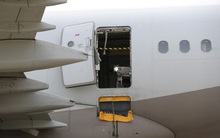 Người tự mở cửa thoát hiểm máy bay đối mặt mức án 10 năm tù