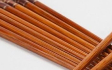 Mẹo phân biệt đũa gỗ tự nhiên và đũa nhuộm phẩm màu