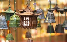 Tại sao không treo chuông gió ở đầu giường?