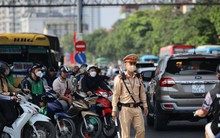 Ngày cuối kỳ nghỉ lễ, đường phố Hà Nội lại nườm nượp người, xe