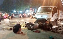 Bình Dương: Xe tải tông hàng loạt xe máy dừng đèn đỏ, 1 người chết, nhiều người bị thương