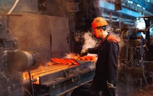 Bất động sản tăng trưởng chậm, giá thép tại Trung Quốc giảm xuống mức thấp nhất 3 năm