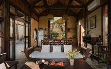 Chi 8 tỷ đồng làm nhà gỗ bên triền đồi để con gái được sống chan hòa với thiên nhiên