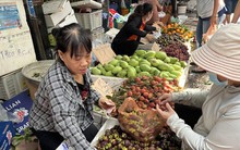 Trái cây lép vế ngay sân nhà