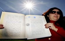 "Thánh sale"của mọi thời đại: Người phụ nữ đăng ký quyền sở hữu Mặt trời rồi tuyên bố thu thuế nhân loại, chia hẳn đất để bán