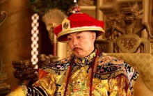 Chiếc long bào hé lộ bí mật 'khó nói' của Càn Long: Hóa ra vị Hoàng đế này không cao lớn như trong phim ảnh, thậm chí còn mang giày độn 10 phân