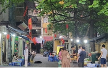 Hàng quán thi nhau chiếm vỉa hè, lòng đường bất chấp lệnh cấm