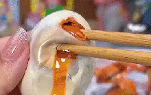 Món trứng béo ngậy ở Trung Quốc: Muốn ăn ngon phải đem đi “nhúng bùn”