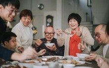 Bỏ phố về quê, những người trẻ ở quốc gia này đang làm "con cái toàn thời gian" để đổi lấy chỗ ăn ở miễn phí trong  chính căn nhà của mình