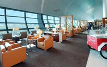 Ngồi phòng chờ hạng thương gia gọi điện bằng loa ngoài oang oang gần chục phút: Nhiều người bất bình nhưng ngại góp ý