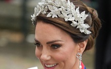 Kate Middleton đeo vòng cổ của Nữ hoàng Elizabeth, hoa tai của Công nương Diana trong lễ đăng quang của Vua Charles III