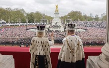 Chùm ảnh hậu trường hiếm hoi của Vua Charles và Vương hậu Camilla trên ban công Cung điện Buckingham hé lộ những góc nhìn chưa từng thấy