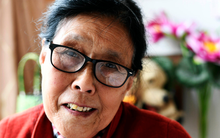 Bà lão 70 tuổi bật khóc: Sau khi tiết lộ quỹ tiết kiệm với con, cuộc đời trở nên khốn đốn, đúng là có những chuyện "sống để bụng, chết mang theo"