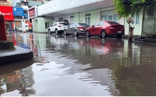 Nhiều tuyến phố ở Hà Nội lại ngập sau cơn mưa lớn đầu mùa