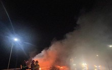 Container bất ngờ bốc cháy dữ dội trên quốc lộ 1A