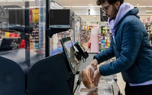 Chuyện thật như đùa: Mua hàng tại quầy tính tiền tự động vẫn bị máy yêu cầu tip, khách ngơ ngác: ‘Tôi đang tip cho ai đây?’