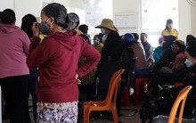 Người dân ồ ạt rút tiền gửi tiết kiệm tại một bưu điện huyện ở Quảng Bình