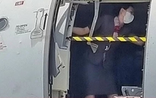 Sự thật ảnh tiếp viên Hàn Quốc 'lấy thân chắn cửa thoát hiểm' giữa không trung