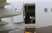 Chi phí sửa máy bay bị mở cửa trên trời ước tính 494.000 USD