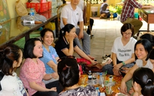 Nhà chùa, nhà dân mở cửa cho phụ huynh tránh nắng đợi con thi môn cuối