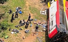 Xe du lịch chở 30 khách lao xuống chân đồi, nhiều người bị thương