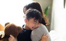 'Mẹ ôm con được không?' - Câu nói của cậu bé 10 tuổi vạch trần vết thương lòng của những đứa con 'ra rìa'