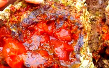 Công nhân đào được tảng đá màu đỏ như máu, chuyên gia: 'Đây là báu vật'